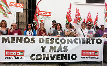 Un nutrido grupo de delegados y delegadas sindicales de CC.OO. se han concentrado esta mañana ante la sede de la patronal mayoritaria de la enseñanza 